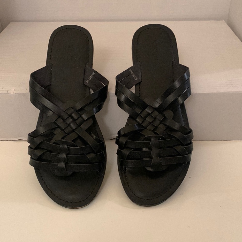 [7] 🩴 F21 embroidered sandals